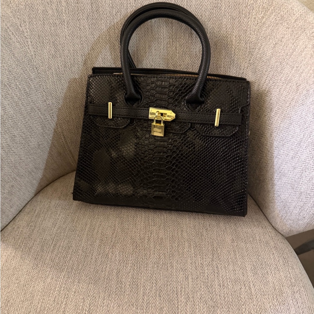 Elegant Black Snake-Embossed Handbag - Picture 10 of 10